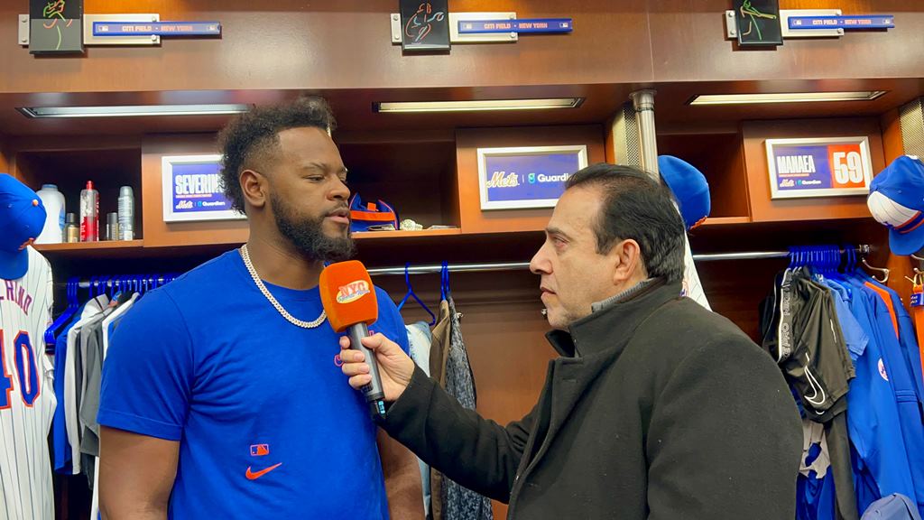 Neftalí Medina es captado dialogando con Luis Severino en la cueva de los Mets en Citi Field.