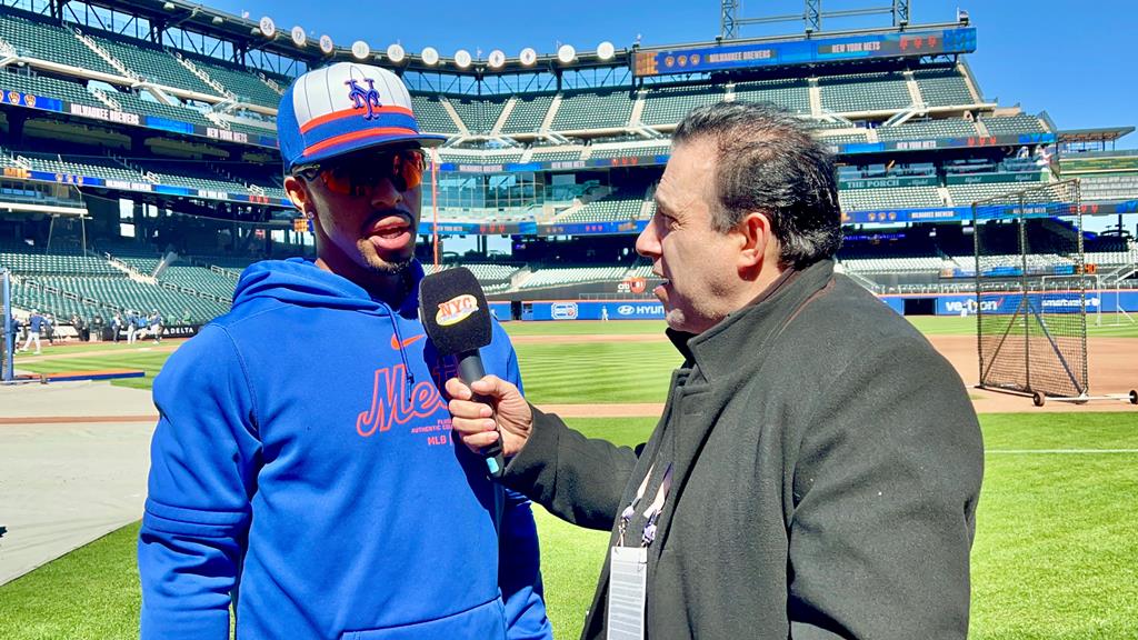 Neftalí Medina es captado, mientras entrevista a Francisco Lindor en Citi Field.