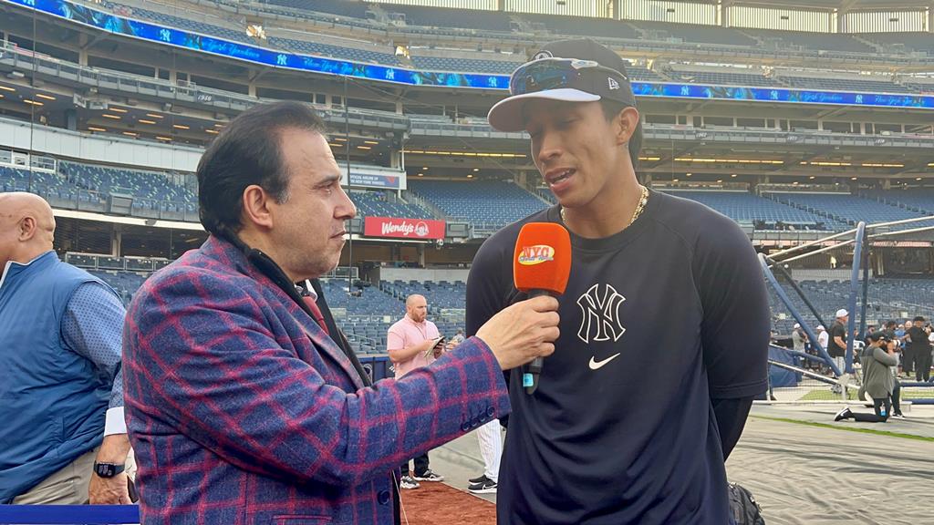 Oswaldo Cabrera conversó con Neftalí Medina en el Yankee Stadium.