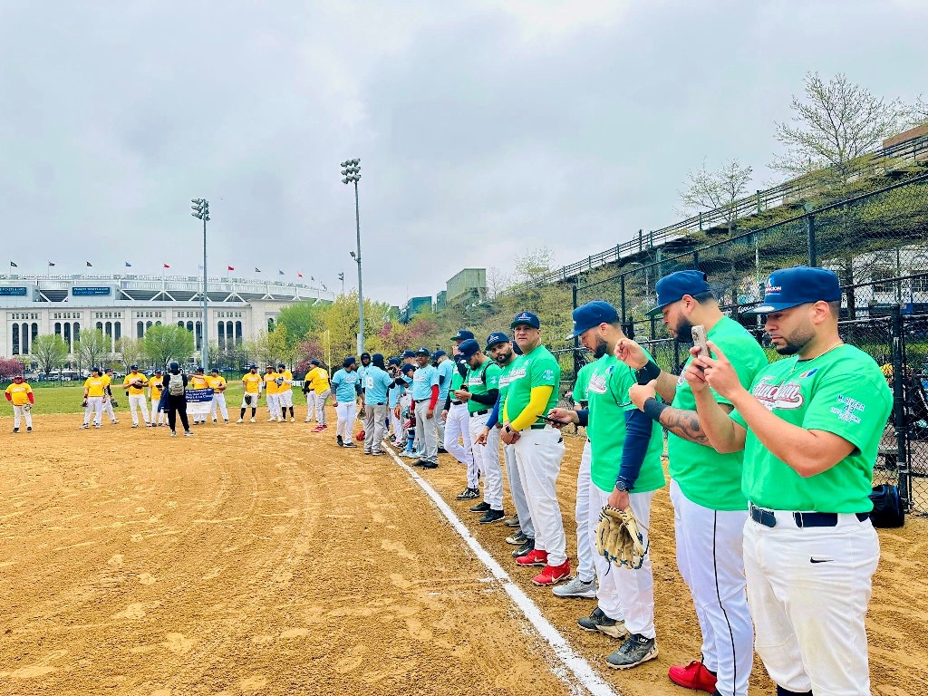 Partes de los equipos alineados en la inauguración.