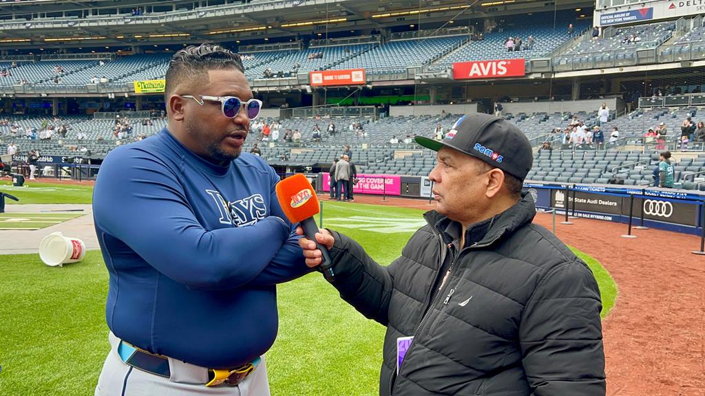 Rodney Linares cuestionado por Agustín Zapata en el Yankee Stadium.