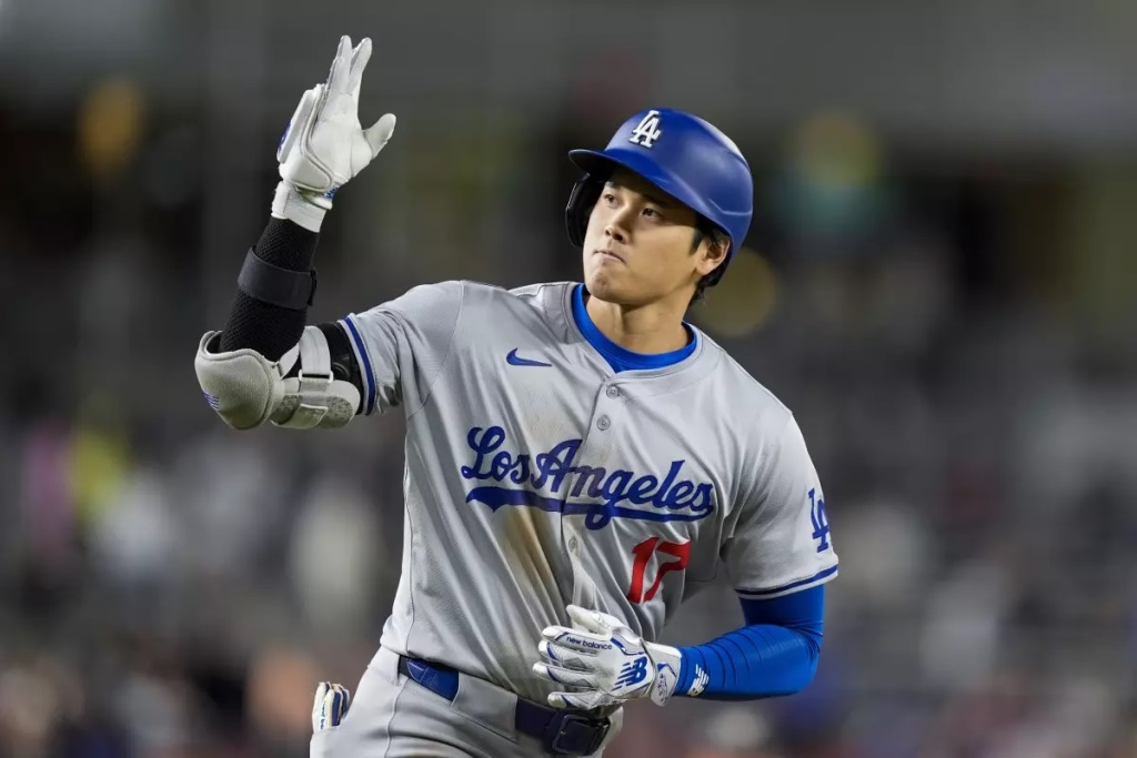 El japonés Shohei Ohtani, de los Dodgers de Los Ángeles, festeja tras conectar un jonrón en el encuentro ante los Nacionales de Washington, el martes 23 de abril de 2024 (AP Foto/Alex Brandon) (Alex Brandon / Associated Press)