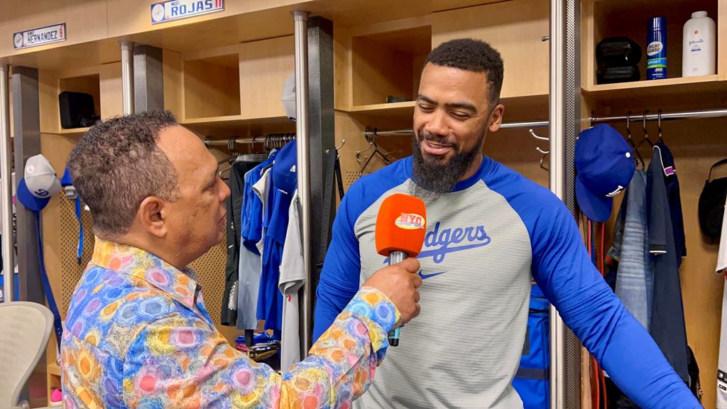 Agustín Zapata conversó con Teoscar Hernández en Citi Field.