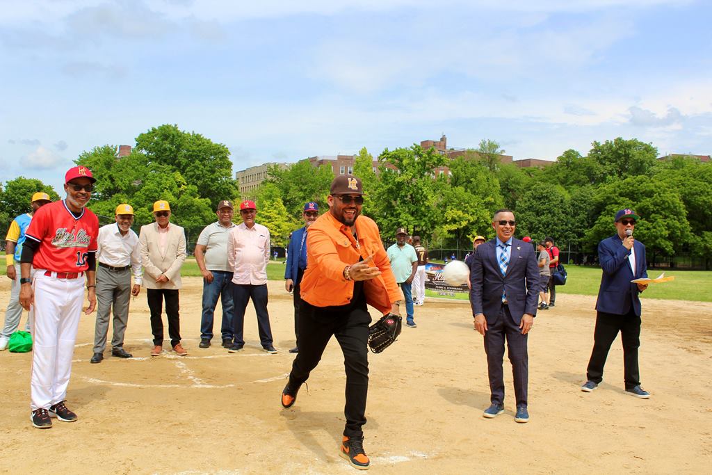 DJ Aneudy realiza el lanzamiento de la primera bola.