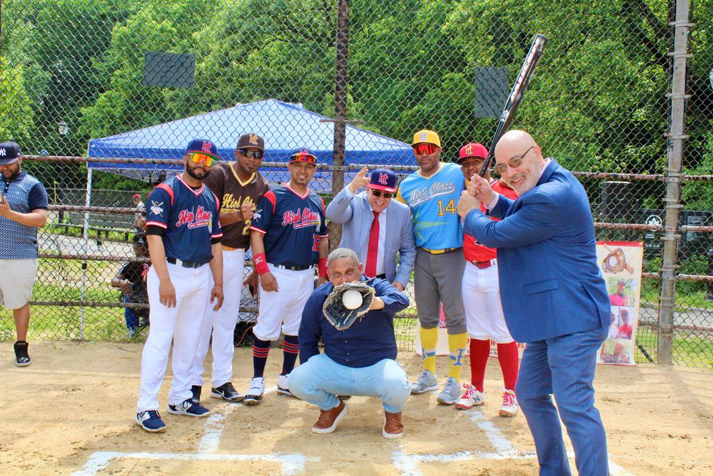 El sargento Jhonny Núñez, funge de bateador, Roberto Rojas, receptor y Julián Estrella, árbitro.