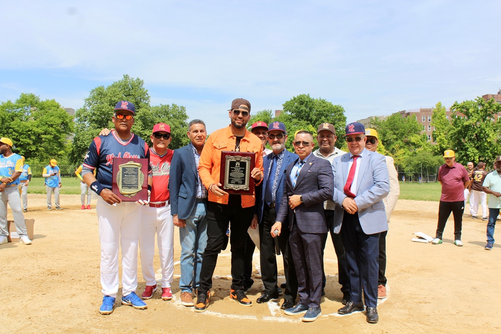 DJ Aneudy de la Mega 97.9 recibe merecido reconocimiento en medio de la inauguración de la liga de sóftbol de High Class Pedro A Echavarría.