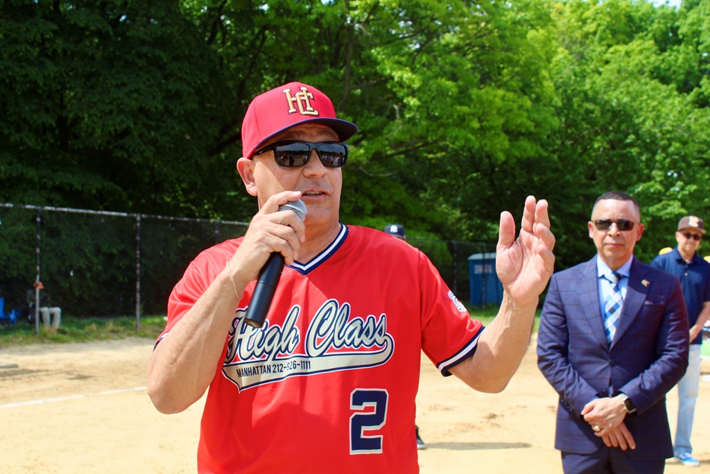 Merkis Rosario, secretario de deportes, dice el discurso inaugural.