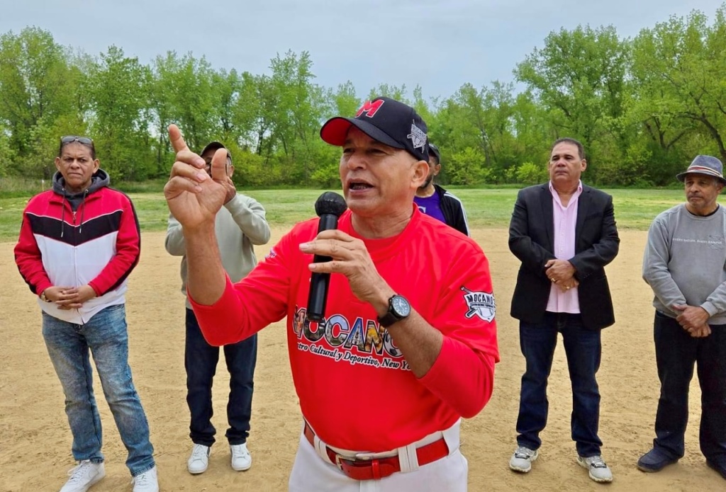 Manuel Jiménez, agradeció el gesto de la Liga de los Mocanos de softbol en Nueva York.