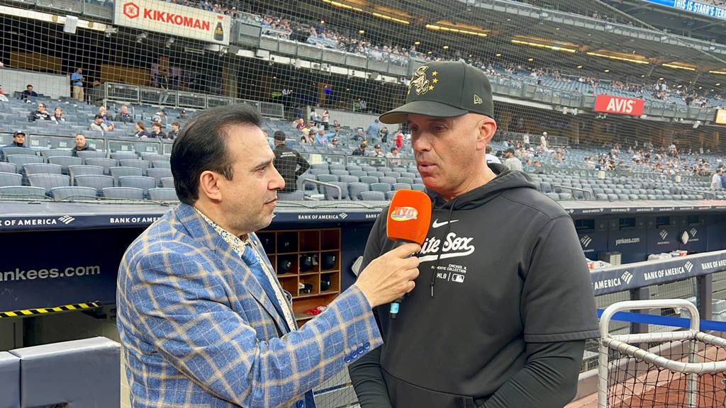Neftalí Medina conversó con el manager de los Medias Blancas, Pedro Grifol en el Yankee Stadium.