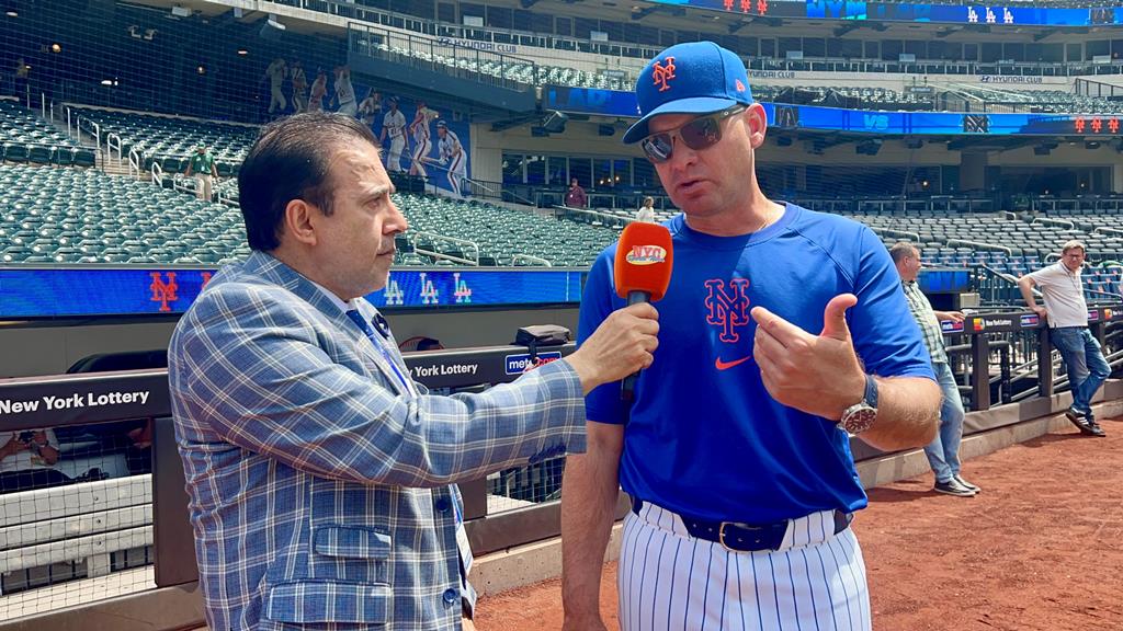 Neftalí Medina dialogó con el manager Carlos Mendoza, el miércoles en Citi Field.