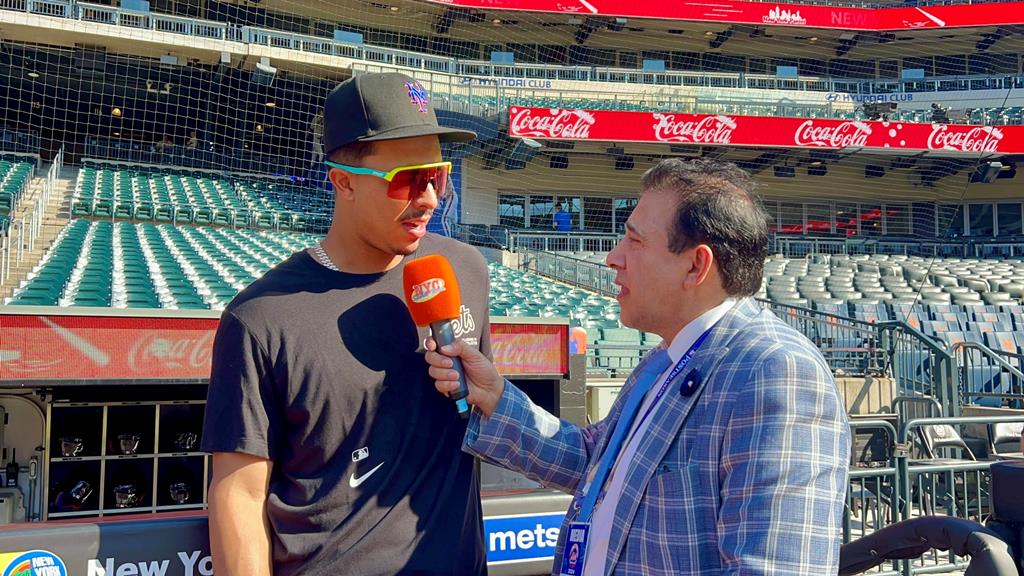 Neftalí Medina entrevista a Mark Vientos en Citi Field.