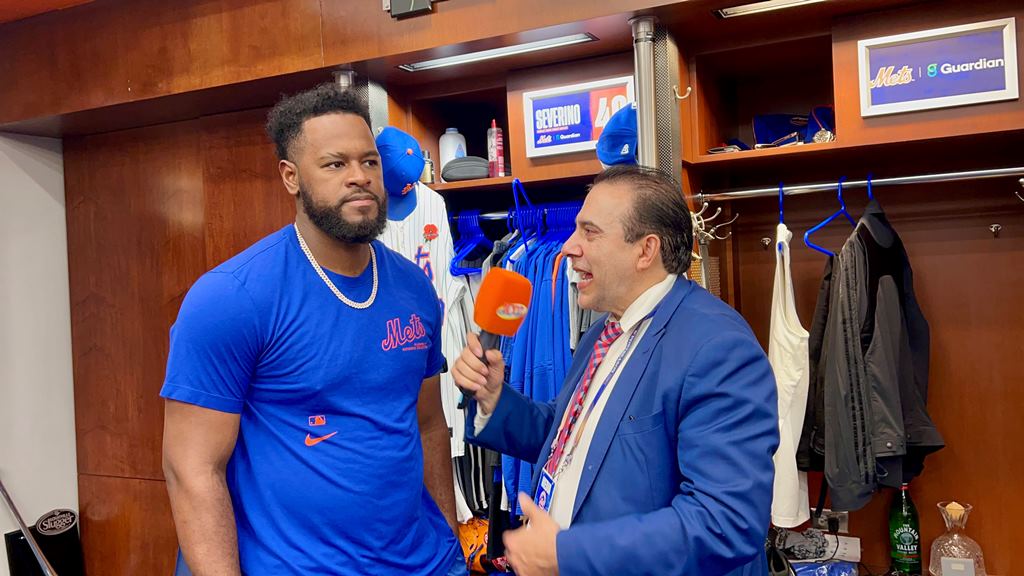 Neftalí Medina sostuvo una importante conversación con Luis Severino en el clubhouse de los Mets en Citi Field.
