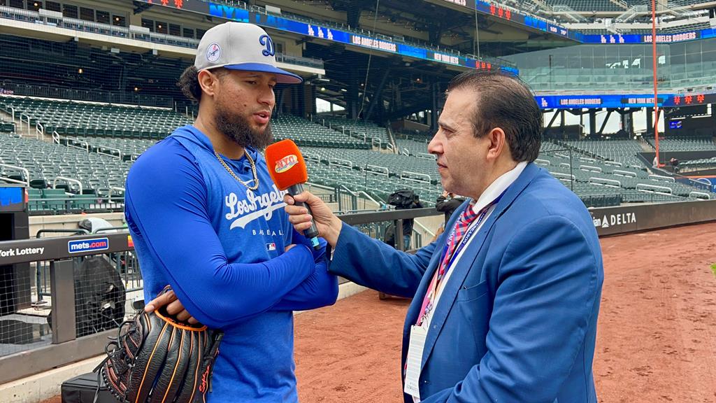 Neftalí Medina y el lanzador Johan Ramírez ahora de los Dodgers conversaron en el Citi Field.