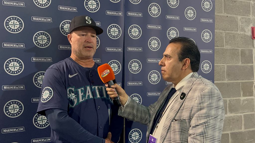 Neftalí entrevista a Manny Acta en el Yankee Stadium.