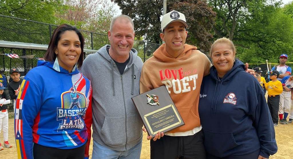 Oswaldo Cabrera recibió placa de reconocimiento que entregaron Richard Amato, Noelia Montero y Peggy Guzmán.