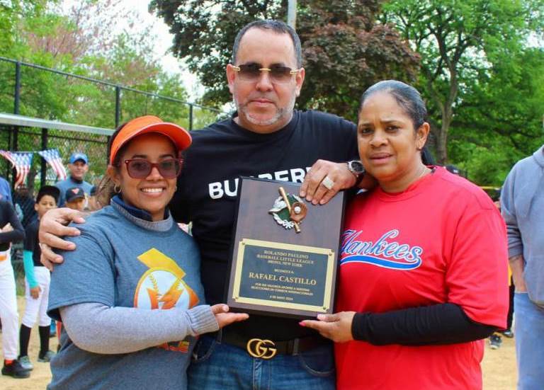 Rafael Castillo fue reconocido por la Liga Paulino. Evelyn Navarro y Yudy Burgos entregaron la placa.
