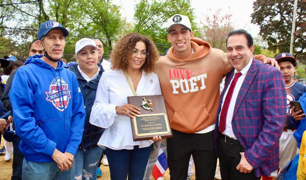La asambleísta Yudelka Tapia, recibió pla de reconocimiento que entregaron el pelotero de los Yankees, Oswaldo Cabrera y Neftali Medina.