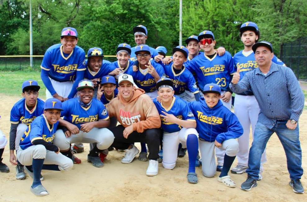 Oswaldo Cabrera, comparte con el equipo NY Tigers.