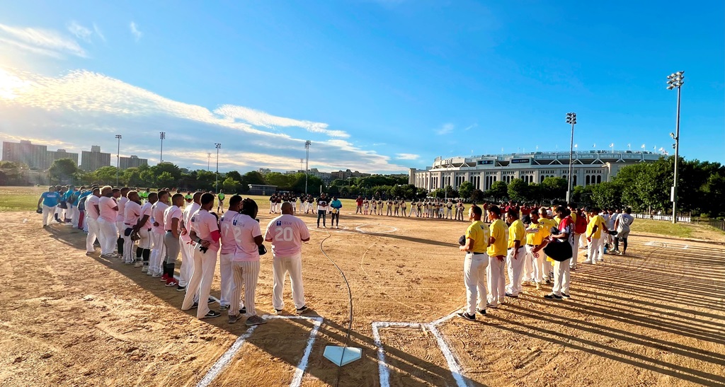 Jornada de inauguración en los terrenos Macombs Dam Park, al fondo se observa el Yankee Stadium.