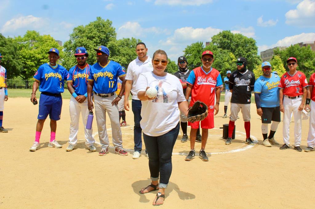 El lance de la simbólica primera bola estuvo a cargo por la señora Santa Maldonado.