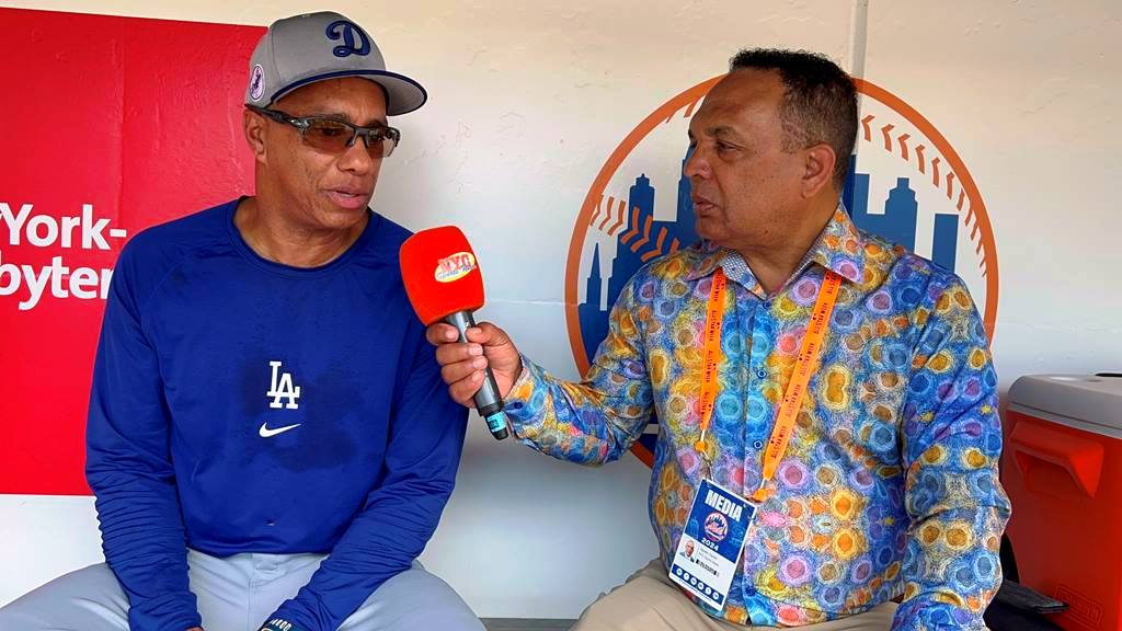 Agustín Zapata conversa con José Vizcaíno en Citi Field.