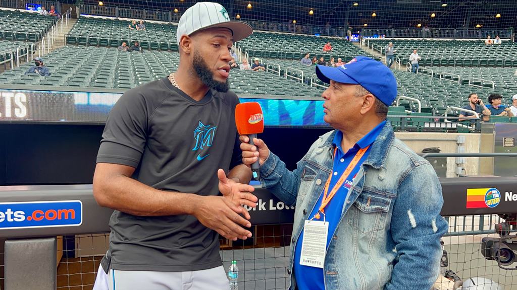 Agustín Zapata conversando con Bryan de la Cruz en Citi Field.