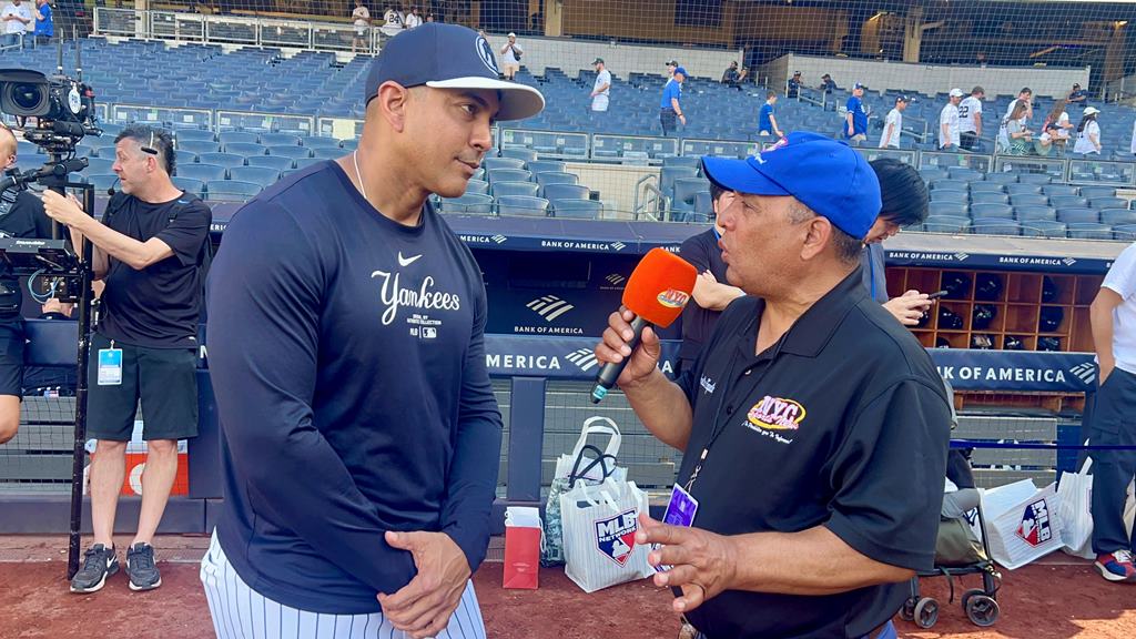 Agustín Zapata conversando con Luis Rojas en el Yankee Stadium.