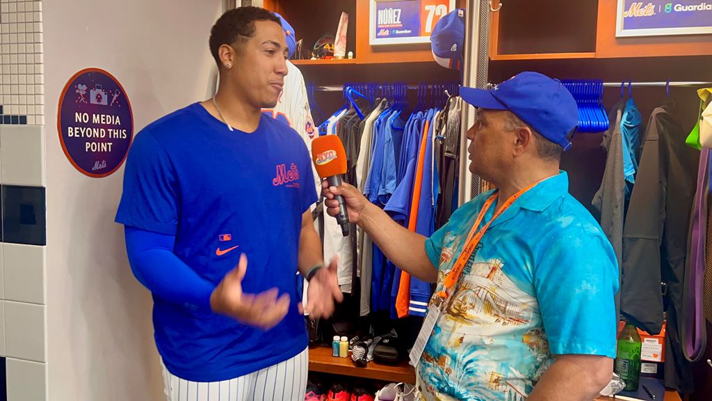 Agustín Zapata conversó con Dedniel Núñez en el clubhouse de los Mets en Citi Field.