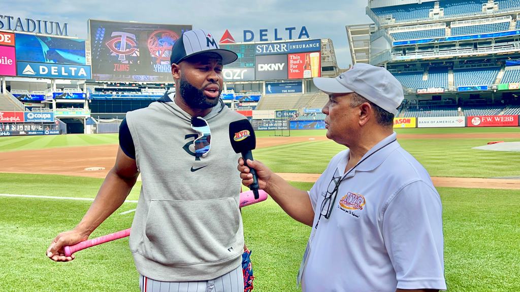 Agustín Zapata conversó en el Yankee Stadium con el jardinero Manuel Margot.