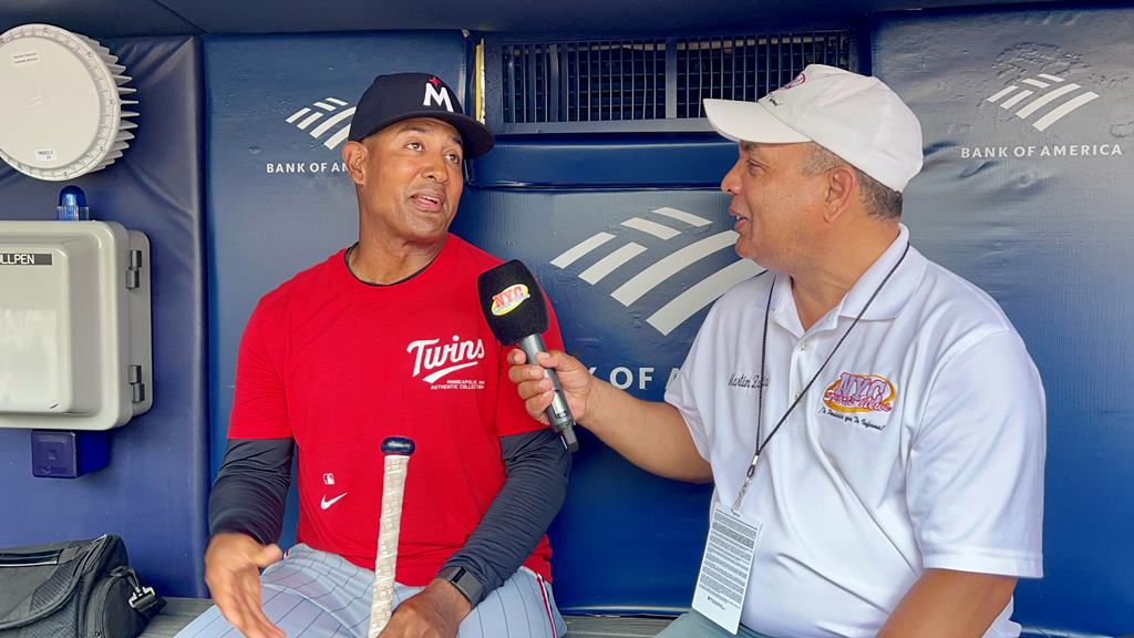 Agustín Zapata entrevista a Tony Díaz en el Yankee Stadium.