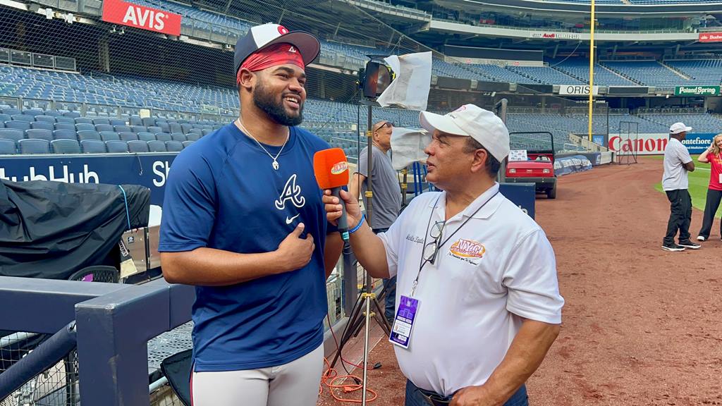 Agustín Zapata entrevistó al lanzador Reynaldo López de los Bravos de Atlanta en el Yankees Stadium.