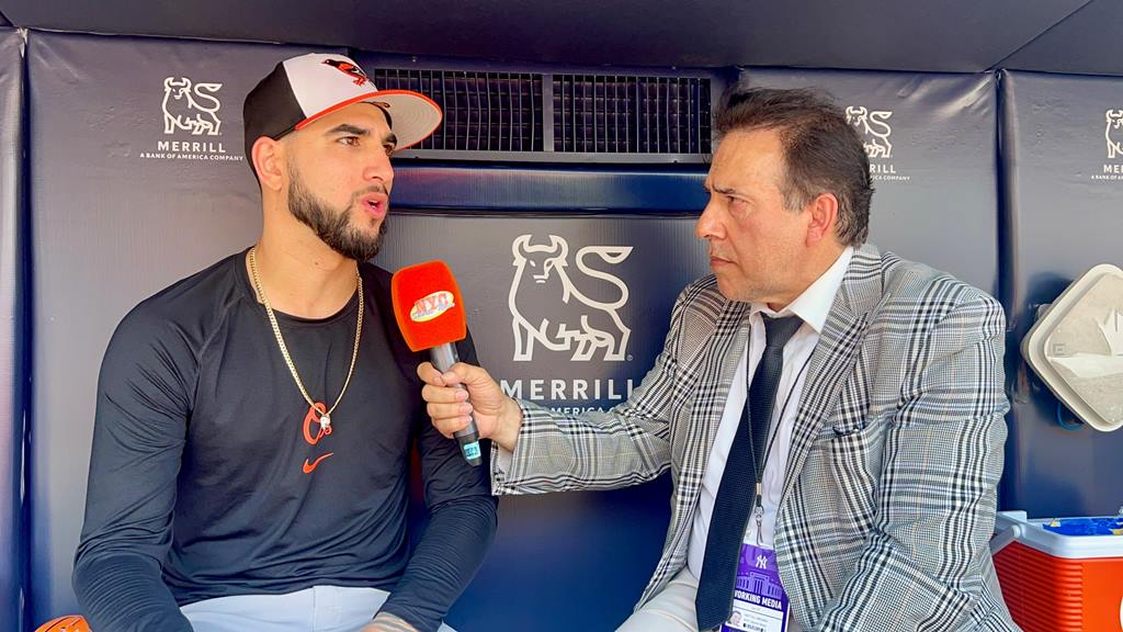 Cionel Pérez conversó con Neftalí Medina en Yankee Stadium.