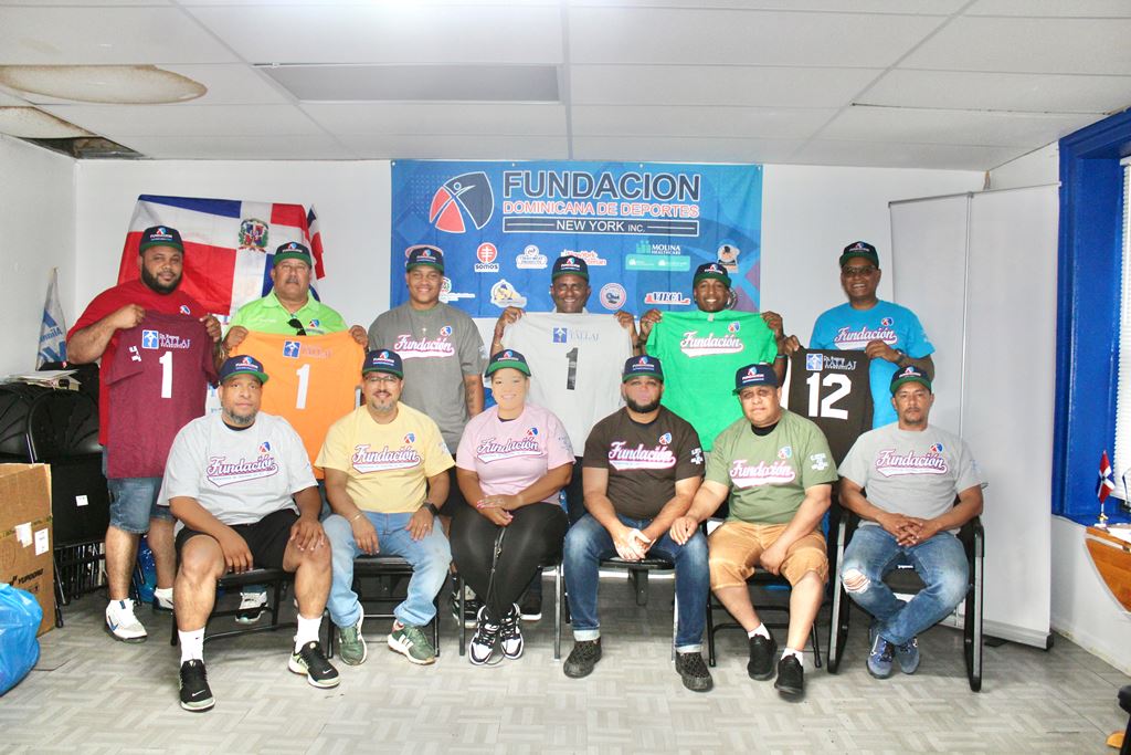 Dirigentes de algunos de los equipos de softbol que estarán participando exhiben las camisetas y gorras del torneo.