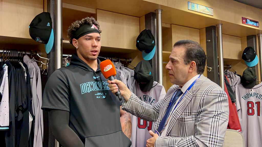 El Novato Justin Martínez emocionado habla con Neftalí Medina en el clubhouse de los los Diamondbacks de Arizona, en Citi Field.