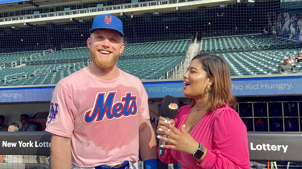 El jardinero de los Mets de New York, Harrison Bader conversando con Arlenis J. Peña en el Citi Field.