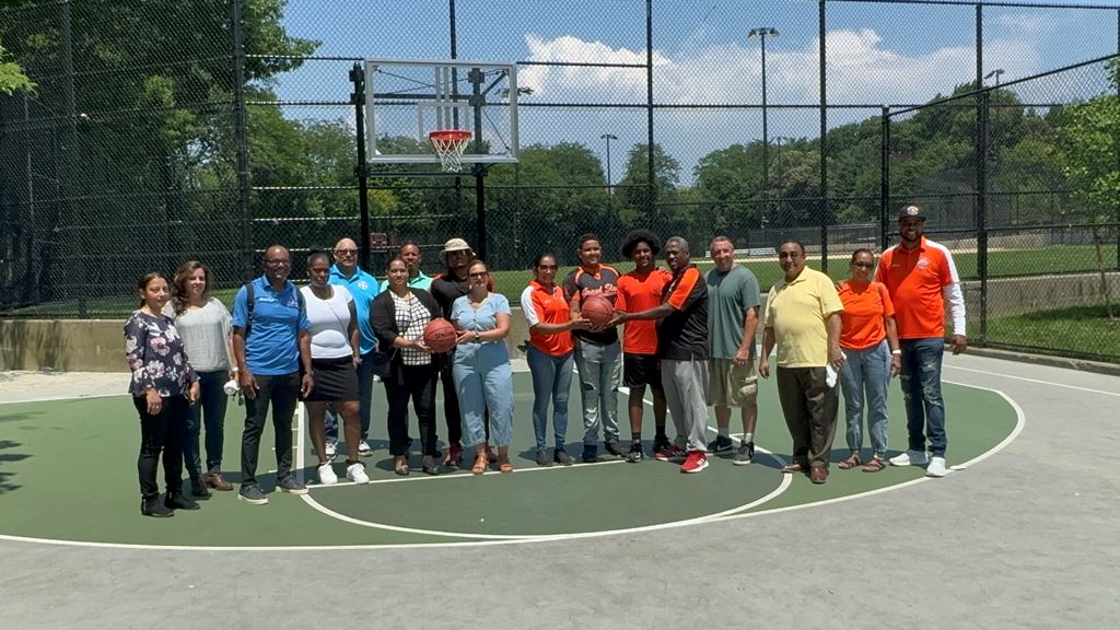 La remodelada cancha de baloncesto también fue entregada por Jessenia Aponte, Comisionada de Parques en El Bronx, quien estuvo acompañada de José M. Serrano, Senador, Distrito 29, El Bronx; Fannie Guest, coordinadora de permisos de parques y varios dirigentes deportivos.