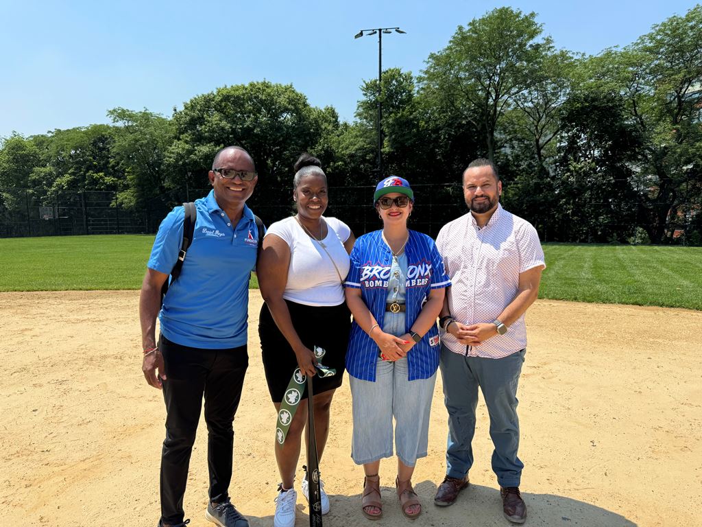 Desde la izquierda Daniel Reyes, presidente de la Fundación Dominicana de Deportes en NY (FDDNY); Fannie Guest, coordinadora de permisos de parques; Jessenia Aponte, Comisionada de Parques en El Bronx y José M. Serrano, Senador, Distrito 29, El Bronx.