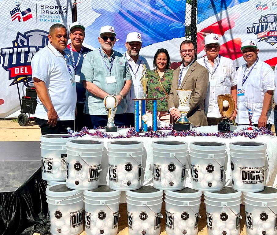 Desde la izquierda el empresario y deportista Roberto Rojas, el embajador ante la ONU José Blanco, Don Vitelio Mejía, presidente de LIDOM; Raíza Rodríguez, de la Fundación Sports Dreams; Luis Sepúlveda, Senador de NY; Winston Llenas, Vicepresidente de LIDOM y el doctor Rafael Lantigua, con las copas de campeones y los galardones de premios individuales a los atletas, donada por SOMOS Community Care.