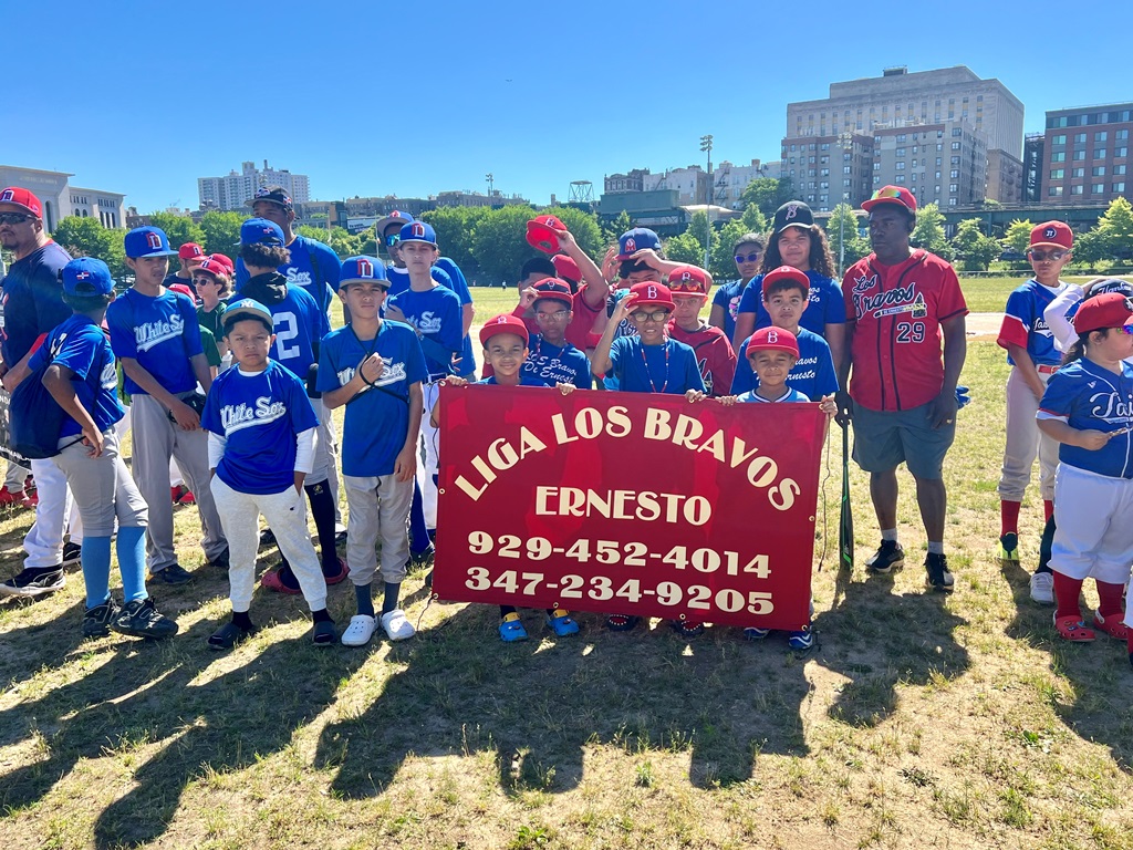 Delegación participante de la Liga Los Bravos de Ernesto de la Cruz.