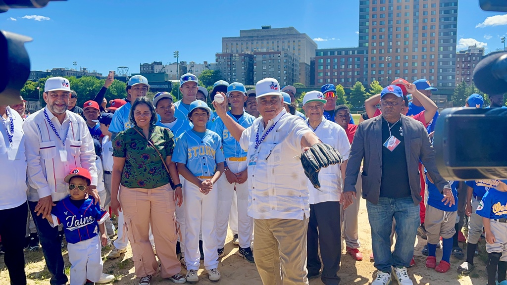 Winston -Chilote- Llenas, ex pelotero de la MLB y Vicepresidente de la Liga de Béisbol Profesional de la República Dominicana, dejó inaugurado el evento infantil y juvenil de béisbol.