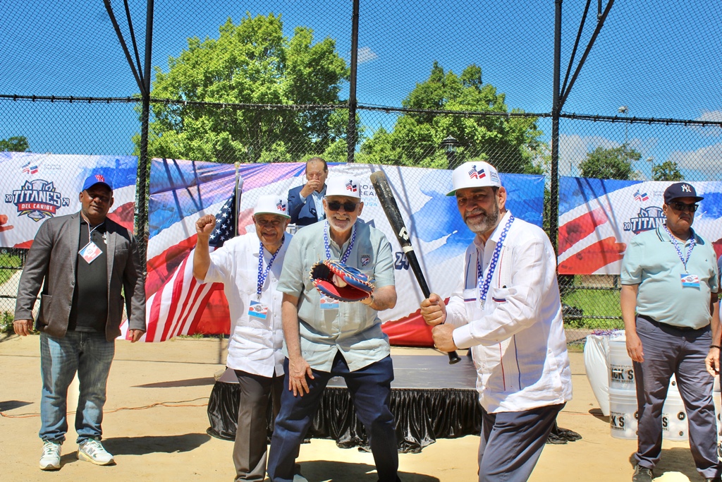 El Cónsul en Nueva York, Eligio Jáquez, fue el bateador de honor, mientras Vitelio Mejía, presidente de LIDOM, recibió el pitcheo y el doctor Rafael Lantigua, actuó de árbitro.