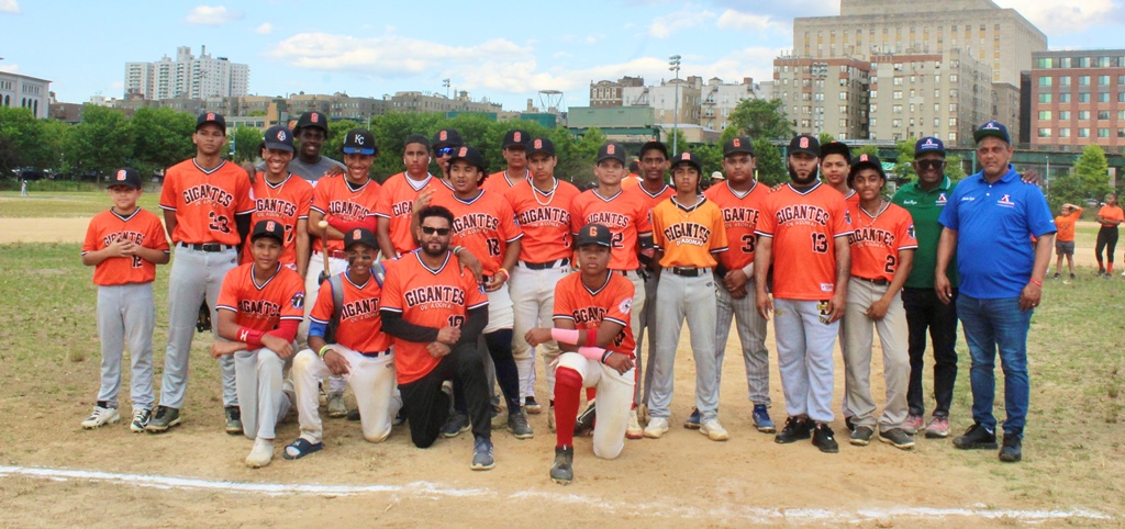 Los Gigantes de ADONAI, encabezado por Yorki Tineo de Manhattan.