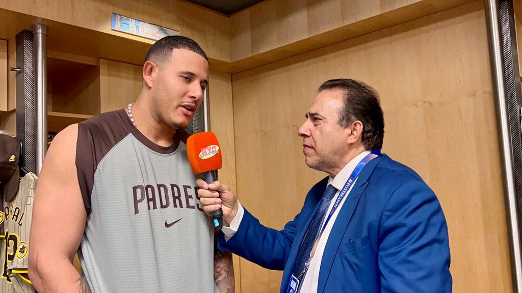 Neftalí Medina captado conversando con Manny Machado en el clubhouse de los Padres de San Diego en Citi Field.