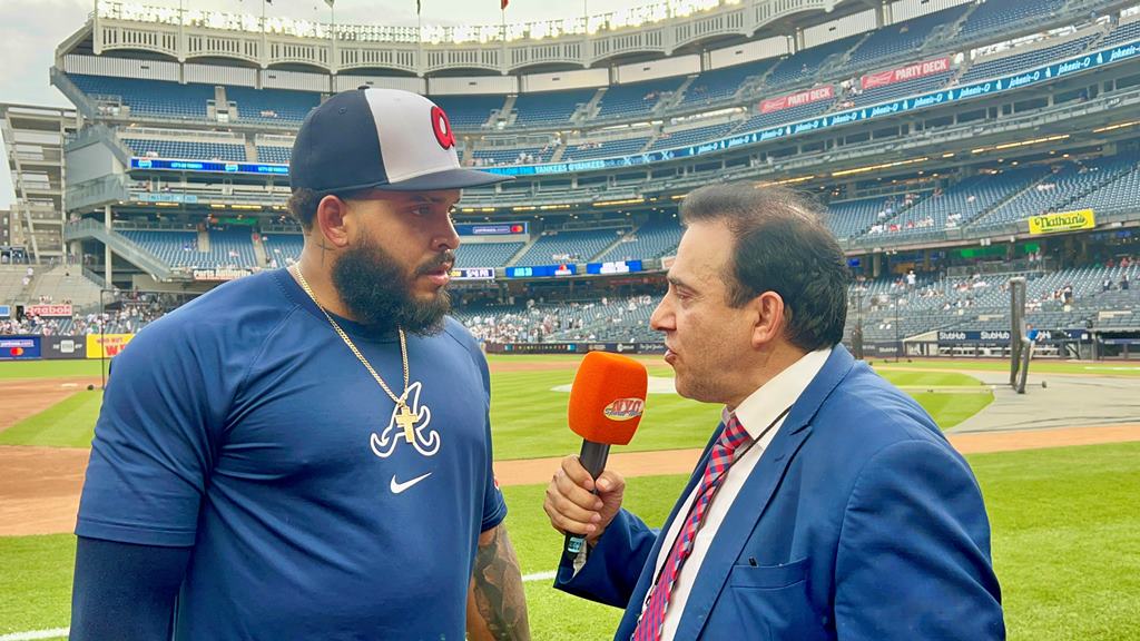 Neftalí Medina conversa con el lanzador cubano Daysbel Hernández en el Yankee Stadium.