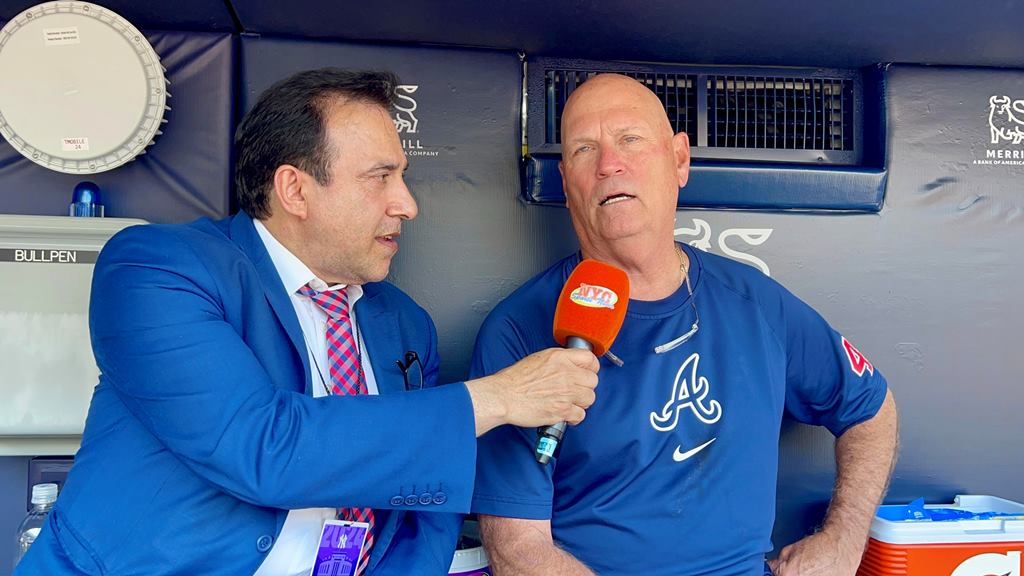 Neftalí Medina conversa con el manager de los Bravos de Atlanta Brian Snitker en el Yankee Stadium.
