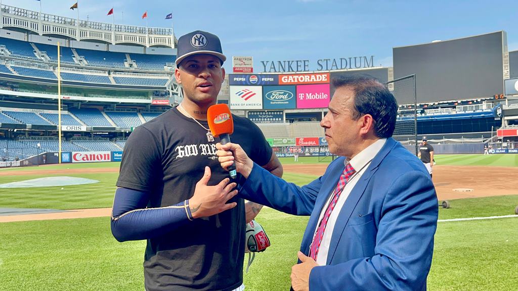 Neftalí Medina entrevista a Luis Gil en el Yankee Stadium.