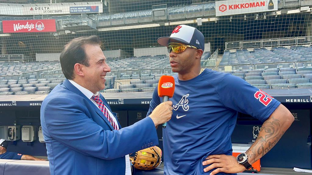 Neftalí Medina entrevista al cerrador de los Bravos e Atlanta Raisel Iglesias en el Yankee Stadium.
