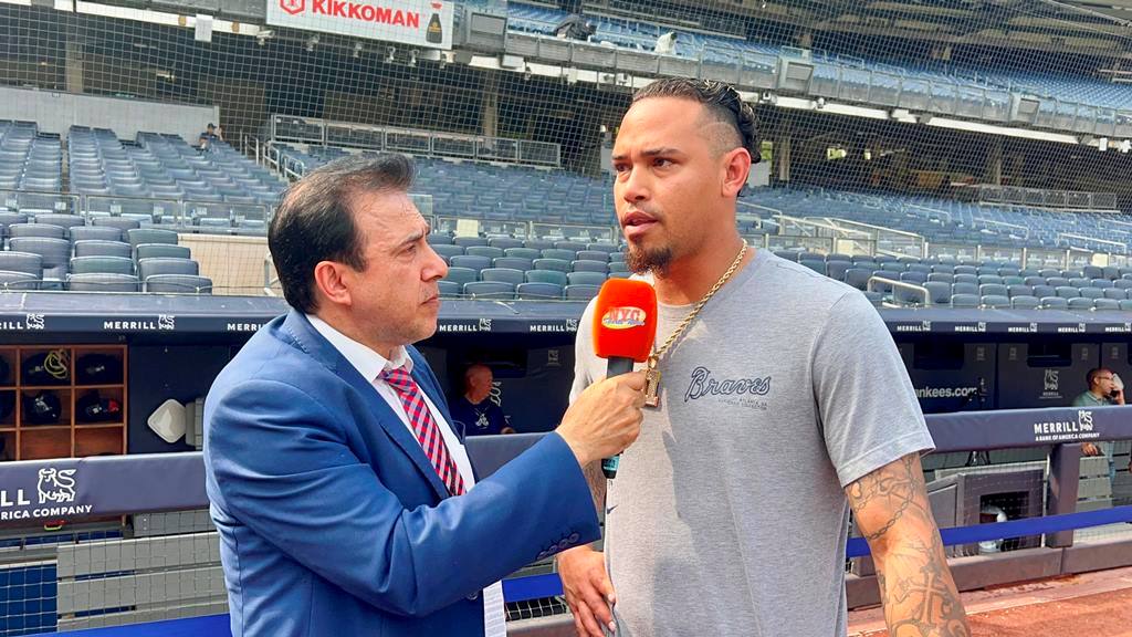 Neftalí Medina es captado conversando con el torpedero de los Bravos de Atlanta Orlando Arcia en el Yankee Stadium.