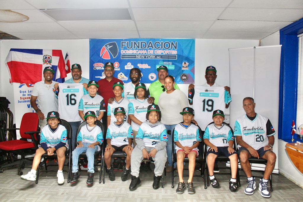 Partes de los infantiles que estarán en acción en las competencias de béisbol a partir de este jueves, exhiben algunos de los lujosos uniformes que estarán usando.