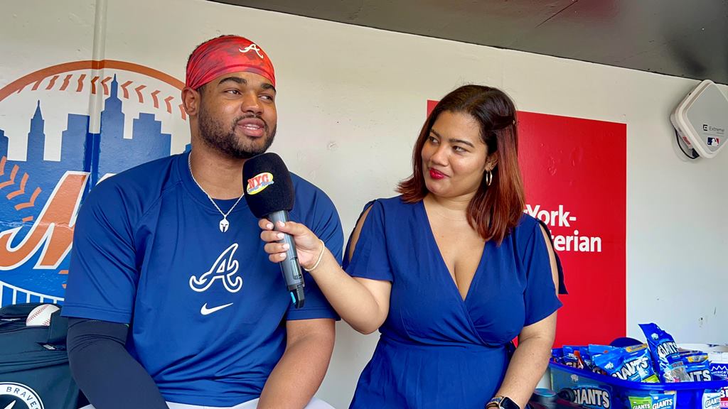 Arlenis J. Peña conversando con Reynaldo López en Citi Field.